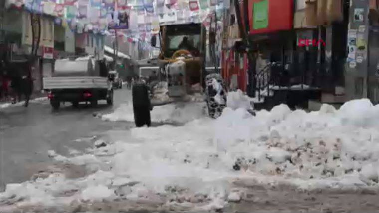 Karlıova’da 25 köy yolu kapandı. Tek katlı evler kara gömüldü 12